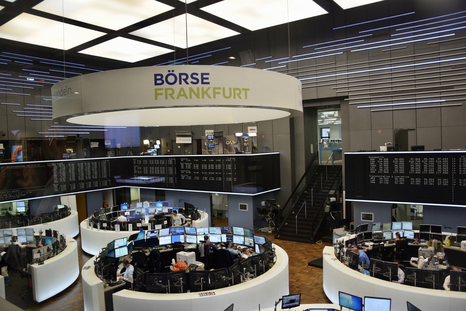 Yukarıdan görünen Frankfurt Borsası işlem salonu; duvarlar boyunca uzanan fiyat panoları.
